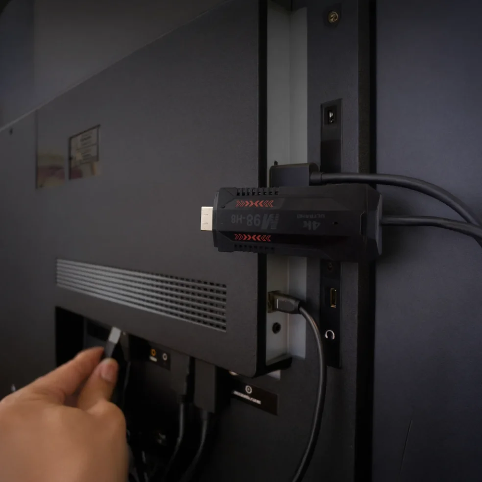 插入 HDMI 口 / plug in HDMI